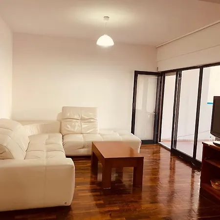 Downtown 2 Bedroom Ac Wifi Apartment *