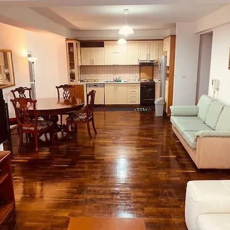 Apartment Downtown 2 Bedroom Ac Wifi Tirana