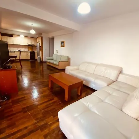 Apartment Downtown 2 Bedroom Ac Wifi Tirana