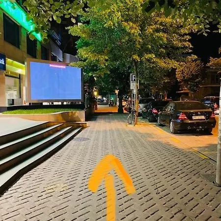 Apartment Downtown 2 Bedroom Ac Wifi Tirana